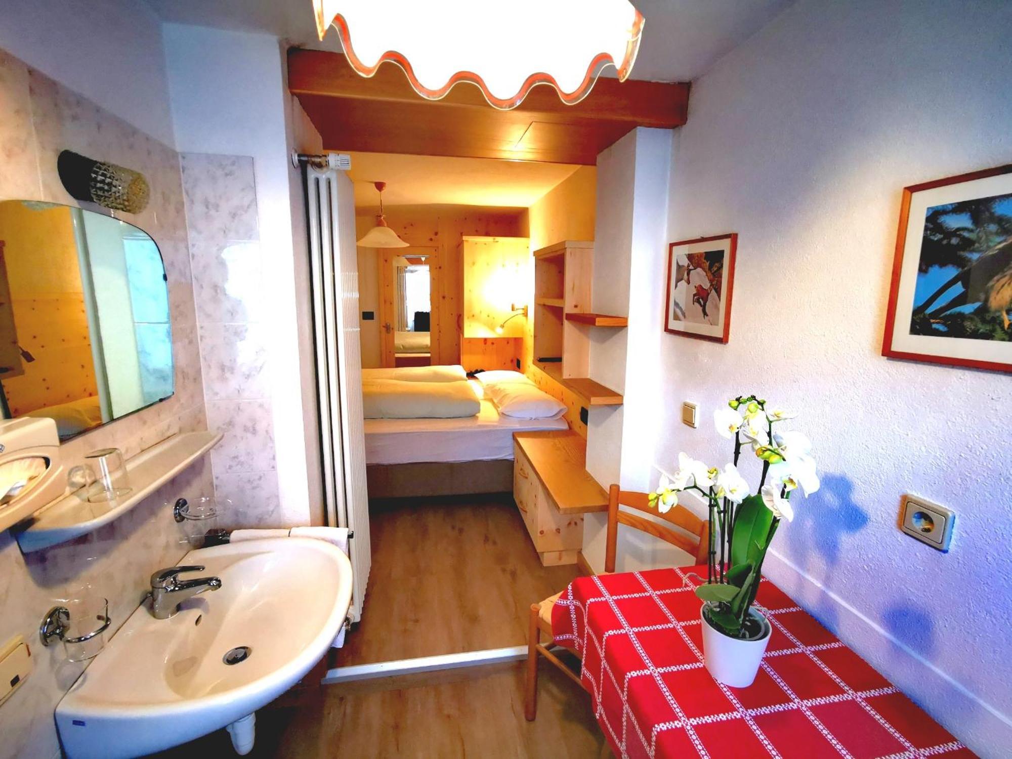 Garni Gabrieli Bed & Breakfast Corvara In Badia Bilik gambar